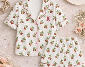 Set pigiama in raso personalizzato con fragole per donna, con iniziale personalizzata (stampa), maniche corte, regalo per addio al nubilato/damigella d'onore, seta.