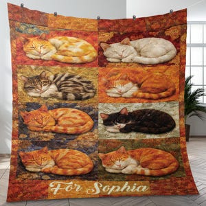Peut inclure: Une couverture rectangulaire avec un motif patchwork représentant des chats endormis de différentes couleurs. La couverture présente une palette de couleurs chaudes et le texte "For Sophia" en bas.