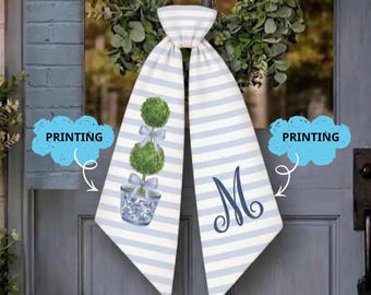 Monogrammierte Kranz-Schärpe mit Topiary und blauen Streifen, personalisierte Chinoiserie-Tür-Dekor, Grandmillennial Frühlings-Veranda-Schärpe für Kränze