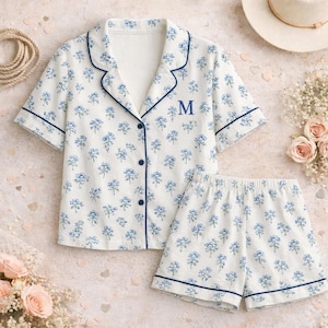 Personalisierte blaue Blumen Satin Pyjama Set Monogramm Kurzarm Nachtwäsche Set für Frauen Benutzerdefinierte Brautjungfer Pjs Set Weiche Sommer Loungewear
