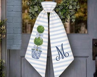 モノグラム入りリースサッシュ（トピアリーとブルーストライプ付き）、パーソナライズされたシノワズリードア装飾、グランミレニアル春のリース用ポーチサッシュ