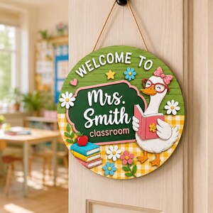 Letrero personalizado para la puerta del aula del profesor, placa de madera personalizada con diseño de ganso leyendo un libro, bonito colgador de puerta redondo de bienvenida para la escuela con estampado de cuadros.