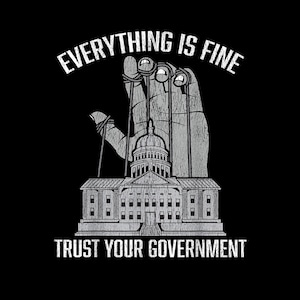 Puede incluir: Camiseta negra con un diseño en blanco y gris. El diseño muestra una mano manipulando un edificio, con el texto "EVERYTHING IS FINE" arriba y "TRUST YOUR GOVERNMENT" abajo.