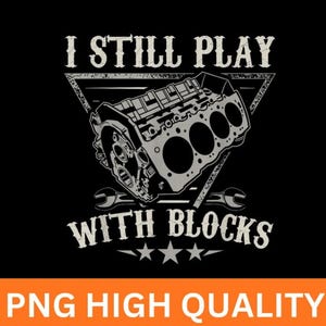 Könnte beinhalten: Schwarzes T-Shirt mit dem Text "I STILL PLAY WITH BLOCKS" und einer Abbildung eines Motorblocks. Das Design umfasst Schraubenschlüssel und Sterne, mit "PNG HIGH QUALITY" unten.