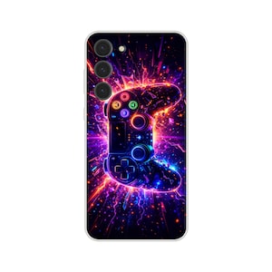 Puede incluir: Una funda de teléfono con una vibrante ilustración de estilo neón de un mando de videojuegos. El diseño muestra un mando con botones coloridos y un efecto eléctrico brillante sobre un fondo oscuro. La funda es blanca.