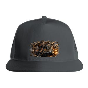 Puede incluir: Gorra de camionero gris carbón con una ilustración detallada de un guerrero con un arma grande. El gráfico es en tonos marrones, dorados y negros, con una parte trasera de malla y una visera plana.