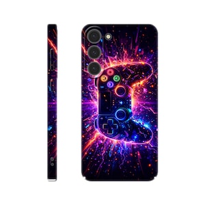 Puede incluir: Una funda de teléfono con un diseño de neón de un mando de videojuegos. La funda tiene un fondo negro con un efecto de explosión colorido en tonos morados, naranjas y azules. Los botones del mando están iluminados.
