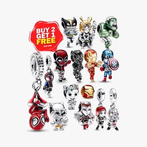 Op de afbeelding: Een verzameling zilverkleurige metalen bedels met diverse superheldenfiguren, waaronder Spider-Man, Iron Man en Captain America. Een rode grafische overlay linksboven toont de tekst BUY 2 GET 1 FREE SHOP NOW.