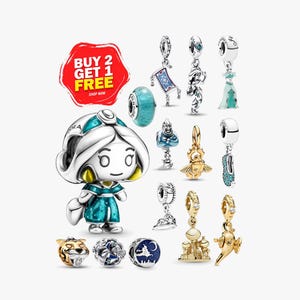 Puede incluir: Una colección de dijes de metal en tonos plata y oro con personajes y símbolos de Aladdin, incluyendo una figura grande de Jasmine, una alfombra mágica, un genio, un palacio, una lámpara, una cabeza de tigre y una zapatilla azul.