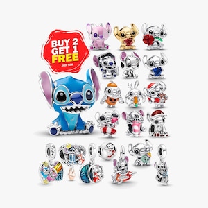 Op de afbeelding: Een collectie zilveren en geëmailleerde bedels met het personage Stitch in diverse houdingen en outfits, inclusief feestelijke thema's, met objecten zoals harten, bloemen en eten, en een rode grafische overlay met BUY 2 GET 1 FREE.