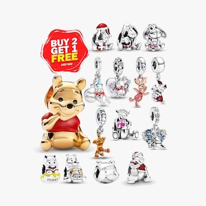 Op de afbeelding: Een collectie zilver- en goudkleurige metalen bedels met Winnie de Poeh-personages, waaronder Knorretje, Teigetje en Iejoor. Sommige bedels zijn hangend, andere zijn kraalvormig. Een rode afbeelding met de tekst BUY 2 GET 1 FREE is inbegrepen.