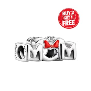 Pode incluir: Um berloque de prata com a palavra "MOM" em letras mai&uacute;sculas. O "O" tem formato de cora&ccedil;&atilde;o com um la&ccedil;o vermelho. O berloque tem o logotipo da Pandora e "ALE S925" gravado. Um c&iacute;rculo vermelho com o texto "BUY 2 GET 1 FREE" no fundo.