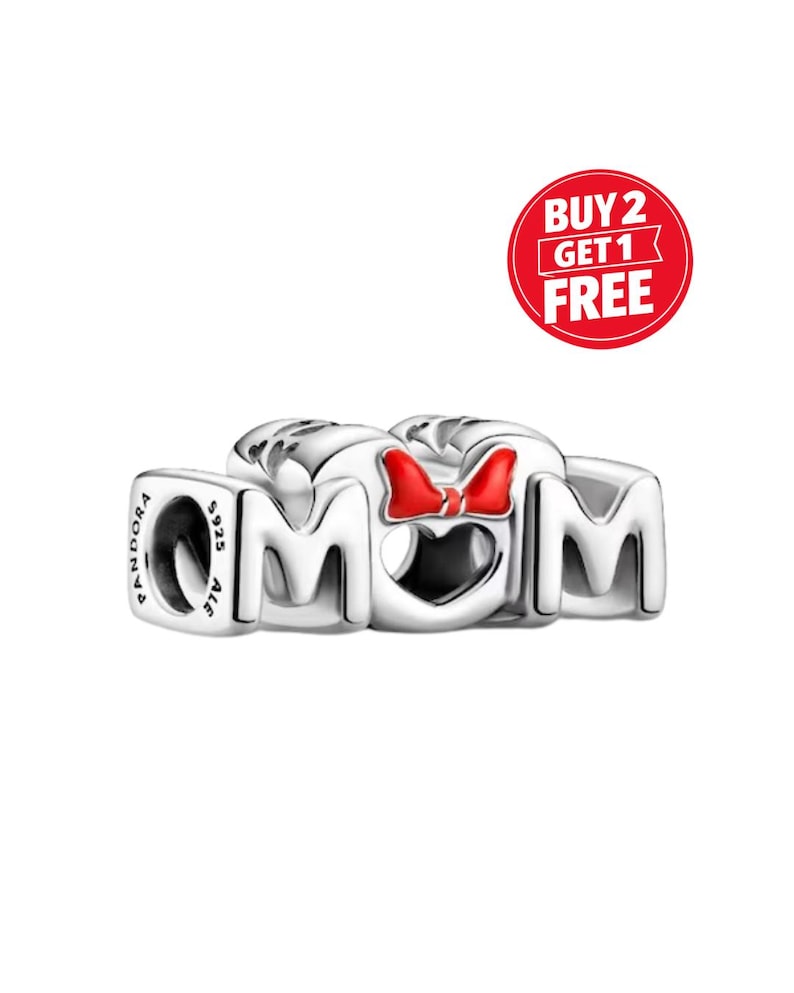 Pode incluir: Um berloque de prata com a palavra "MOM" em letras mai&uacute;sculas. O "O" tem formato de cora&ccedil;&atilde;o com um la&ccedil;o vermelho. O berloque tem o logotipo da Pandora e "ALE S925" gravado. Um c&iacute;rculo vermelho com o texto "BUY 2 GET 1 FREE" no fundo.