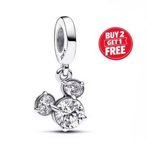 Pu&ograve; includere: Un charm in argento a forma di testa di Topolino, ornato di cristalli trasparenti e scintillanti. Il charm ha un anello per attaccarlo a un braccialetto o a una collana. Il charm &egrave; in argento S925.