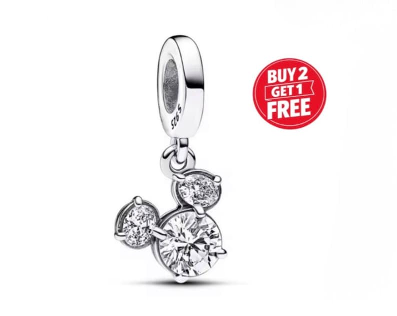 Pu&ograve; includere: Un charm in argento a forma di testa di Topolino, ornato di cristalli trasparenti e scintillanti. Il charm ha un anello per attaccarlo a un braccialetto o a una collana. Il charm &egrave; in argento S925.