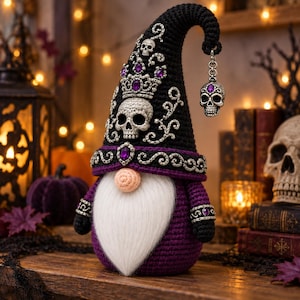 Peut inclure: Une figurine de gnome crochetée avec un grand chapeau pointu noir orné d'un crâne argenté, d'une couronne et de pierres précieuses violettes. Le gnome a une longue barbe blanche, un nez pêche et une breloque crâne argentée suspendue.
