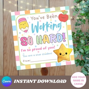 Pode incluir: Um cartão colorido para impressão com o texto "You've Been Working So Hard!" e "I'm so proud of you!" junto com um gráfico de estrela e maçã. O cartão também diz "You are a star student" e "From:" com um espaço para adicionar um nome. O cartão é um download instantâneo.