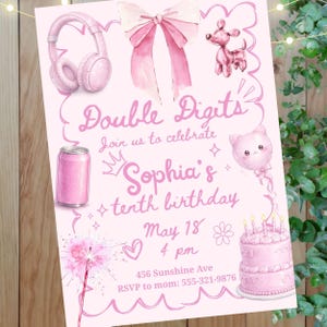 Pode incluir: Convite rosa para festa de aniversário com o texto "Double Digits" e "Sophia's tenth birthday". O convite inclui ilustrações de um bolo, fones de ouvido, uma lata de refrigerante e um balão de gato.