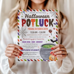 Puede incluir: Una tarjeta de invitación rectangular para una comida de Halloween con borde a rayas, que muestra un caldero negro con líquido verde, una calabaza, telarañas y murciélagos. El texto dice: You're invited to a Halloween Potluck, Friday, October 30th.