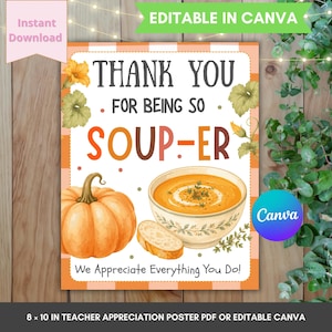 Op de afbeelding: Een rechthoekige poster met de tekst THANK YOU FOR BEING SO SOUP-ER en We Appreciate Everything You Do. Het ontwerp bevat een grote oranje pompoen, een kom met oranje soep en een snee brood, versierd met gele bloemen en groene bladeren.