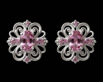 Brincos de prata de lei 925 vintage com turmalina rosa em formato floral.