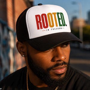 Cappello da camionista ROOTED In Freedom / Cappello con eredità africana / Berretto orgoglio nero / Cappello Juneteenth / Cappello streetwear panafricano / Snapback patriottico