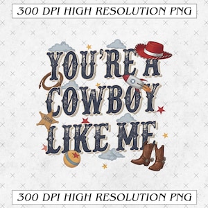 Puede incluir: Un dise&ntilde;o gr&aacute;fico digital con el texto YOU'RE A COWBOY LIKE ME en letras azul oscuro. El dise&ntilde;o incluye un sombrero de vaquero rojo, un lazo marr&oacute;n, una estrella de sheriff, un cohete, una pelota y botas de vaquero marrones con estrellas y nubes.