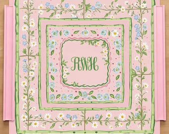 Personlig pastellrosa och grön prästkrage Mahjong-matta, Cottagecore blommigt anpassat monogram amerikanskt Mahjong-spelbordsdekoration