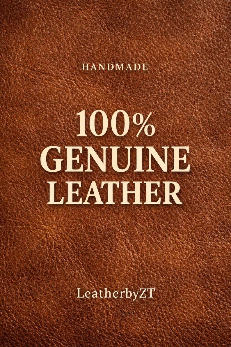 Peut inclure: Gros plan sur du cuir marron avec le texte "HANDMADE" en haut, "100% GENUINE LEATHER" au centre et "LeatherbyZT" en bas. Le cuir pr&eacute;sente une surface textur&eacute;e.