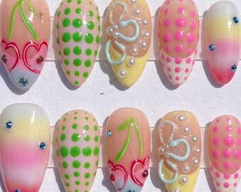 Unghie Cherry Heart Almond Coquette, set di perle 3D con fiocco a pois sfumati pastello.