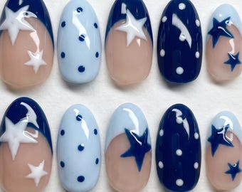 Uñas postizas azules pintadas a mano, inspiradas en el océano del año 2000.