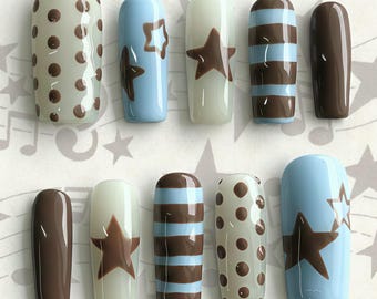 Uñas postizas Mocha Star, set retro de lunares azul pastel y marrón.