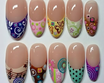 Unghie finte retrò anni '90, french manicure floreale astratta, stile mandorla Y2K