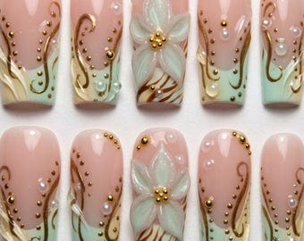 Unghie finte floreali verde menta, nail art con fiori a spirale dorati, set da sposa primaverile