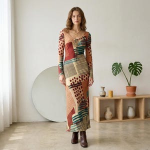 Abito lungo in seta di gelso 100% con stampa pop art in stile retrò chic, elegante abito da sera a maniche lunghe con patchwork, stile moderno e d'avanguardia.