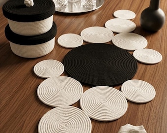 手作りのコイルロープテーブルセット：テーブルランナー、バスケット2個。モダンなキッチン＆ダイニング装飾。洗濯可能。新築祝い、母の日のギフトに最適。