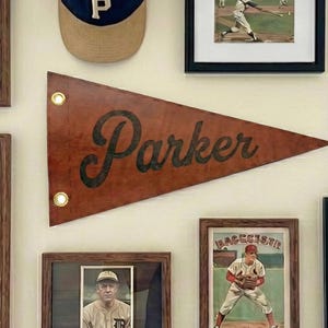 Leren gegraveerde wimpel met aangepaste naam: gepersonaliseerde banner in vintage stijl met sportthema