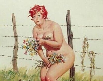 Puede incluir: Una mujer con cabello rojo se para en un campo con una cerca de alambre de púas detrás de ella. Ella sostiene un ramo de flores en sus manos. Un pequeño perro blanco y negro está sentado en la hierba frente a ella.