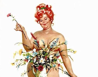 Puede incluir: Una mujer con cabello rojo se para frente a una mesa pequeña con un ramo de flores en una jarra blanca. Un gato blanco con manchas naranjas camina a la derecha de la mesa.