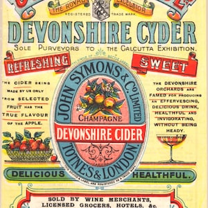 Könnte beinhalten: Vintage-Anzeige für John Symons & Co. Ltd. Devonshire Cider. Die Anzeige zeigt ein großes, farbenfrohes Etikett mit dem Firmennamen und Produktdetails. Das Etikett zeigt eine Darstellung eines Apfelbaums und den Text "Erfrischend, Süß, Köstlich, Gesünder".