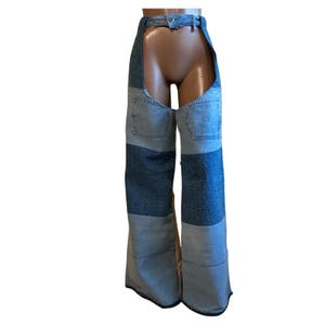 Può includere: Un set di tre tazze in ceramica con finitura opaca e macchiettata. Le tazze sono nei toni del crema, marrone chiaro e marrone scuro. Ogni tazza ha un design semplice e un manico arrotondato.