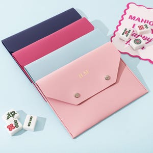 Custom Mahjong Tile Bag, Monogramm-Zubehör-Beutel, kundenspezifisches Design geprägte Initialen, Mahjong Kartenetui, personalisiertes Geschenk