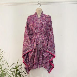 Rosa Lila Paisley Kimono Robe | Seidiges Satin-Gefühl, weite Ärmel (recycelter Sari-Stoff)