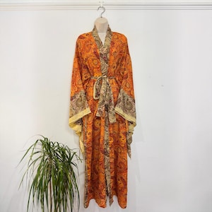 Kimono lungo in seta di sari riciclata, arancione bruciato con motivo paisley e finiture color crema, vestaglia sostenibile.