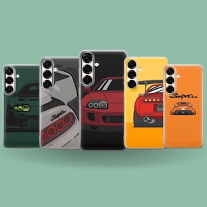 Puede incluir: Cinco fundas para teléfono con gráficos de coches. Las fundas presentan ilustraciones de un Toyota Supra en varios colores, incluyendo verde, blanco, rojo y naranja. Cada funda tiene un diseño diferente, mostrando los perfiles delantero, trasero y lateral del coche.