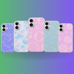 Può includere: Cinque custodie per telefono con disegni a bolle in vari colori. Le custodie presentano una gamma di colori, tra cui viola, blu, rosa e azzurro. I disegni a bolle variano per dimensioni e stile, creando un'estetica giocosa.