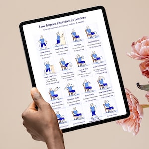 Puede incluir: Una tableta muestra una guía titulada "Low Impact Exercises for Seniors". La guía presenta ilustraciones de varios ejercicios, incluyendo pasos laterales, flexiones de pared, toques de dedos y círculos de tobillo. La tableta se sostiene en una mano, con flores rosas en el fondo.