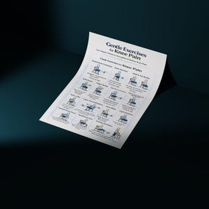 Puede incluir: Un papel blanco titulado "Gentle Exercises for Knee Pain" con ilustraciones de ejercicios en silla. El papel está en ángulo, con texto y diagramas en azul y negro. El fondo es de color verde azulado oscuro.