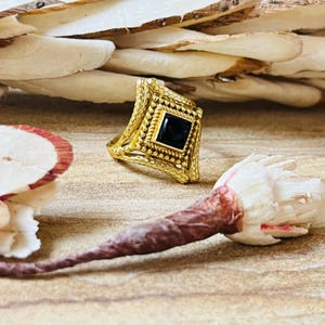 Tribal svart onyxsköldring för kvinnor | Boho mässingsonyxring | 18k guldpläterad ring