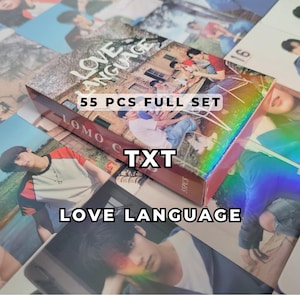 Può includere: Un set di 55 carte fotografiche con il testo "LOVE LANGUAGE" e "TXT" sulla scatola. La scatola ha una finitura olografica e presenta immagini di persone. Le carte sono sparse intorno alla scatola.
